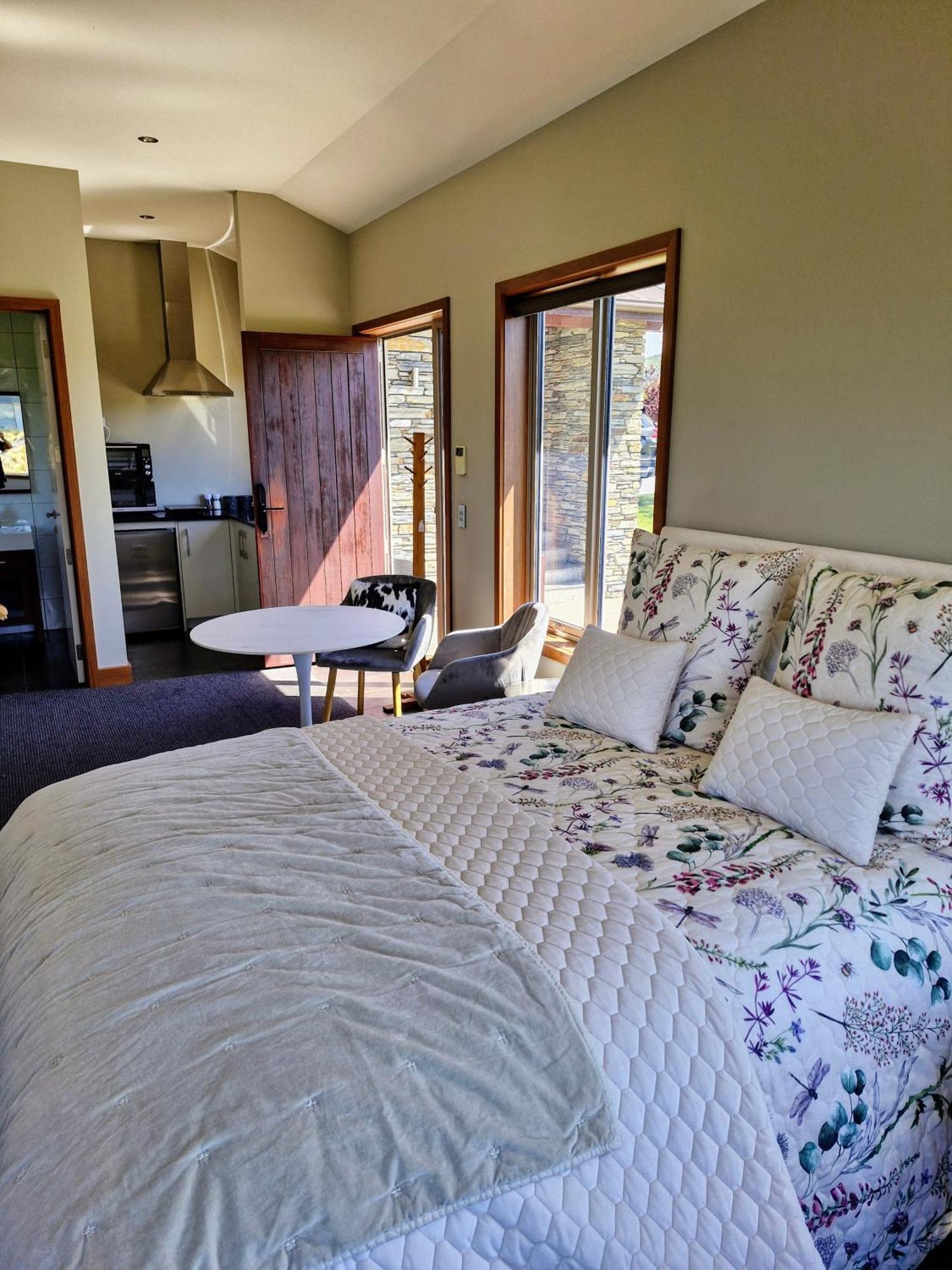 Studio Nestled In Ridgecrest Wanaka Exteriör bild